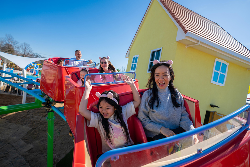 Family Coaster Zamperla at Peppa Pig